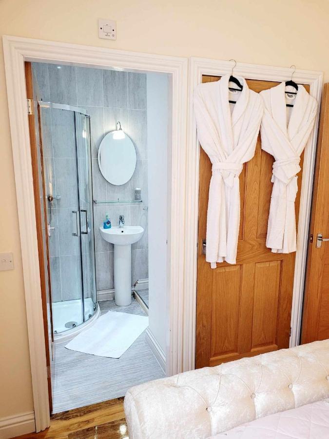 Apartment 1 Exquisite Two King Bedroom With En Suites - Close To The Town Centre, Rail, Airport And Theatre Darlington  Exteriör bild