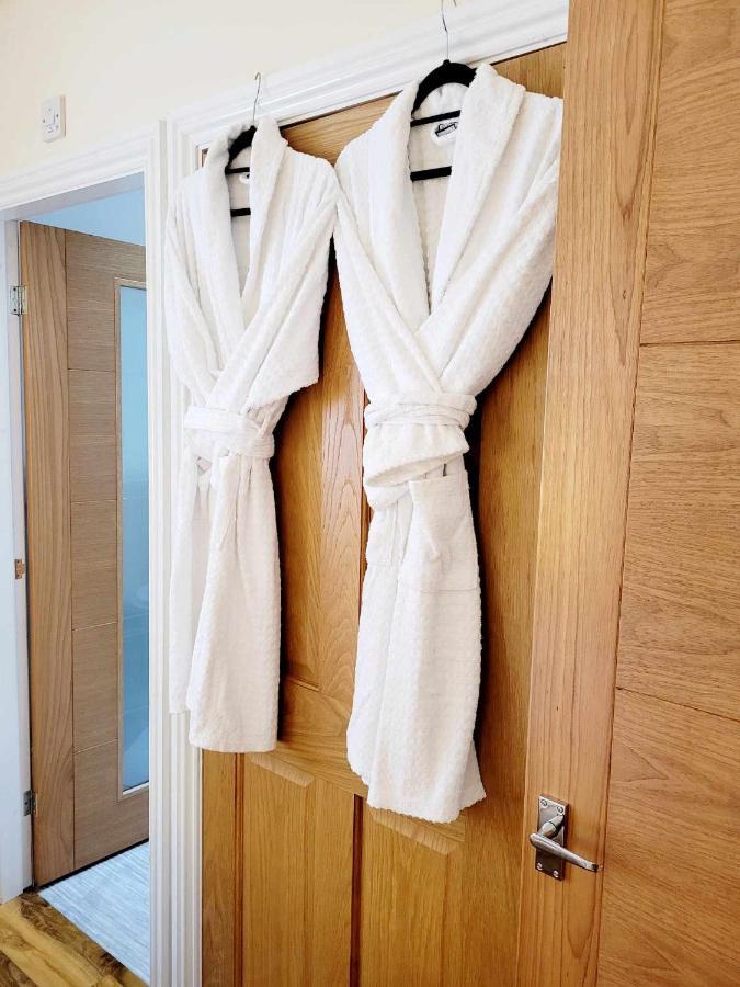 Apartment 1 Exquisite Two King Bedroom With En Suites - Close To The Town Centre, Rail, Airport And Theatre Darlington  Exteriör bild