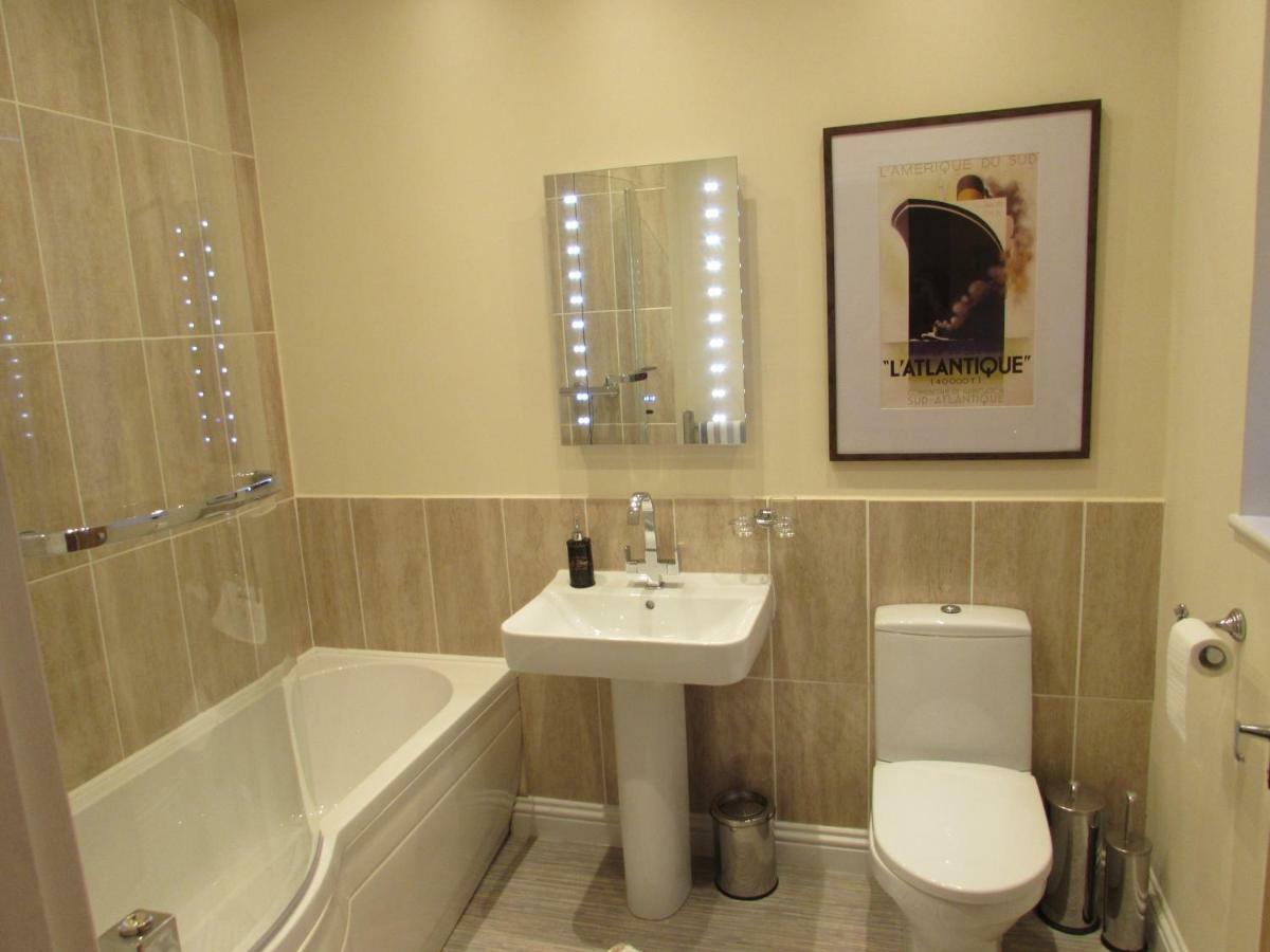 Apartment 1 Exquisite Two King Bedroom With En Suites - Close To The Town Centre, Rail, Airport And Theatre Darlington  Exteriör bild